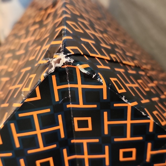 Tory Burch bundle of 2 gift bags and 1 piece tissue paper - Picture 10 of 11